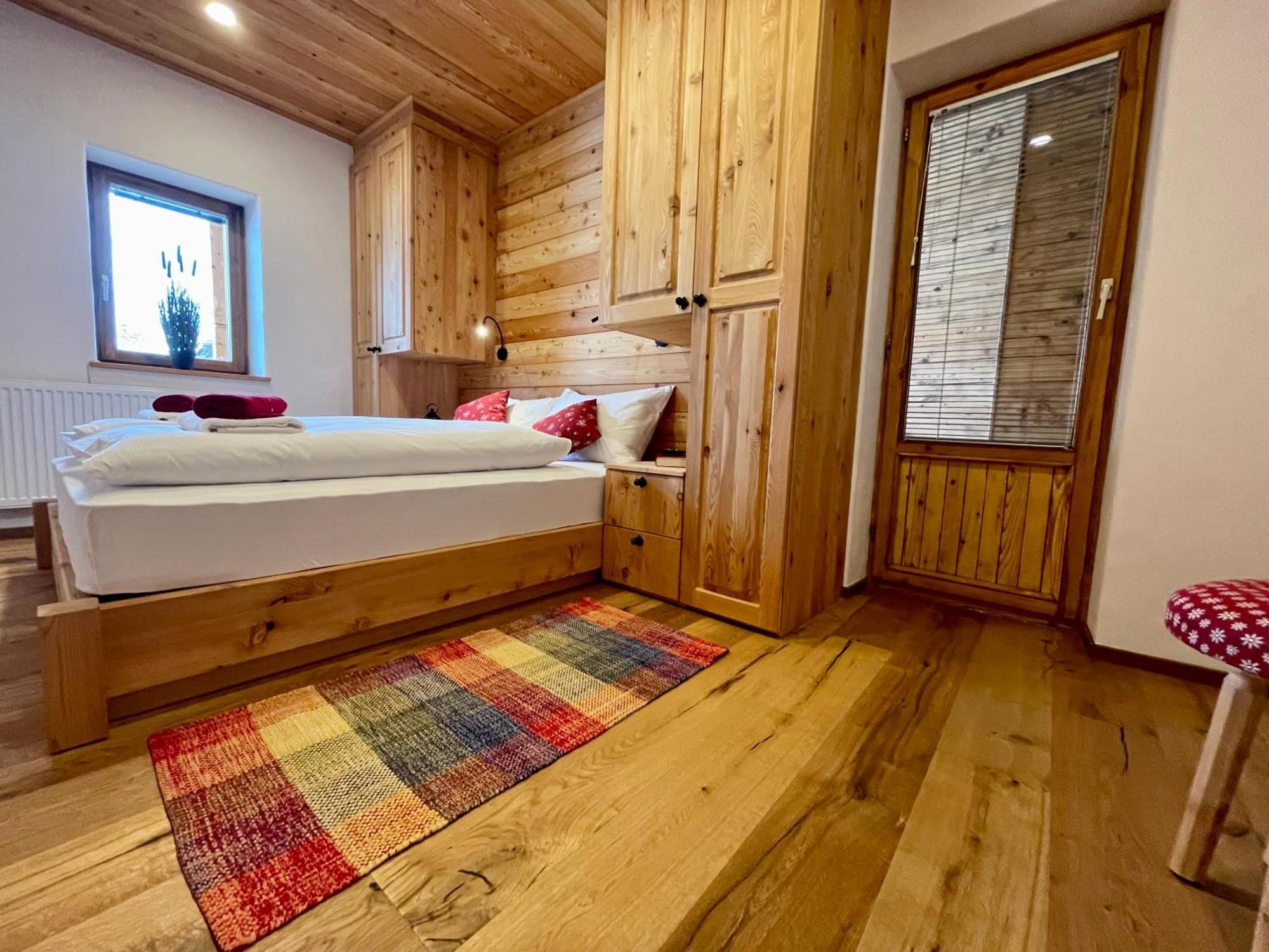 Hotel Surc Kranjska Gora Rum bild