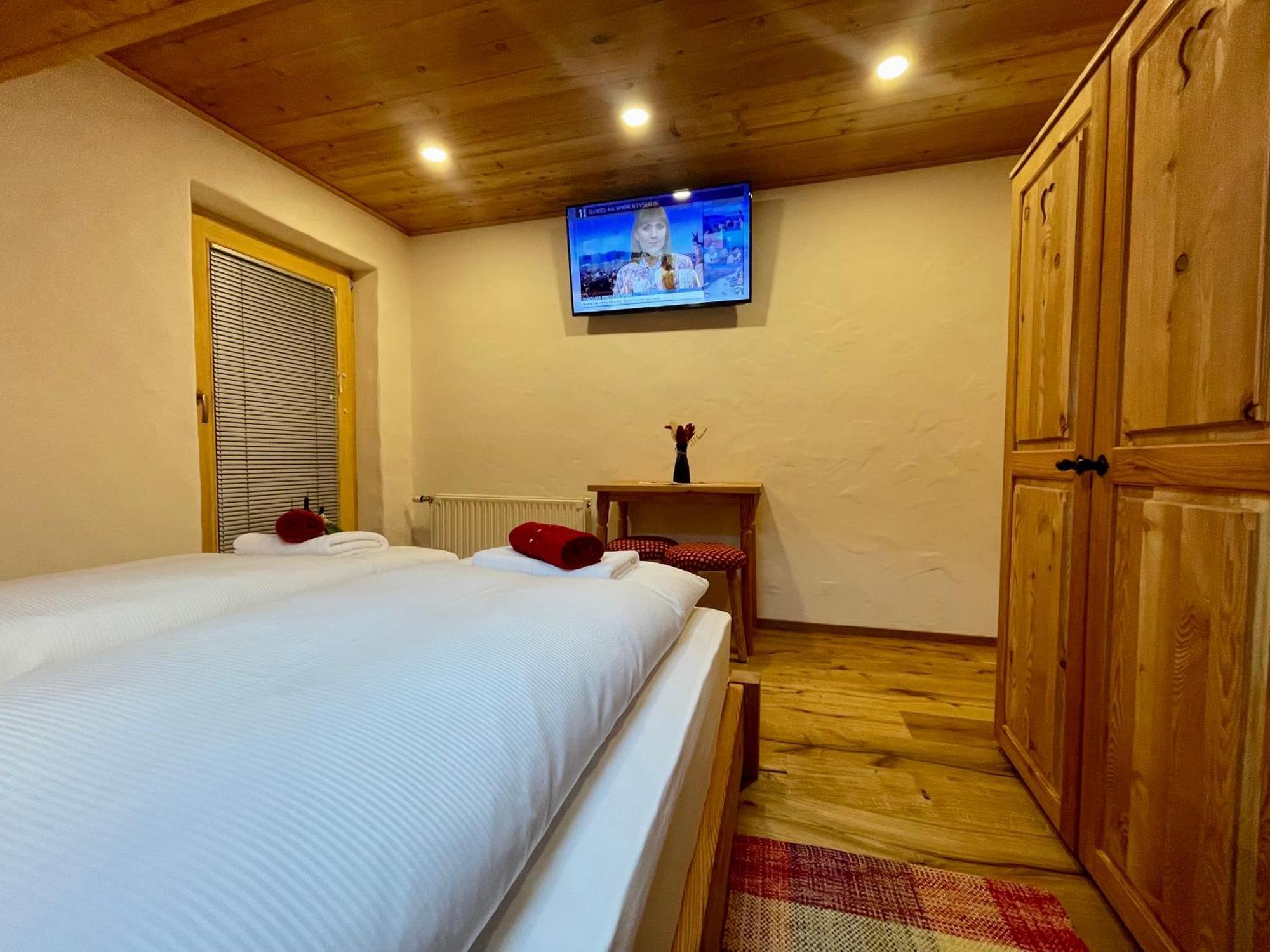 Hotel Surc Kranjska Gora Rum bild