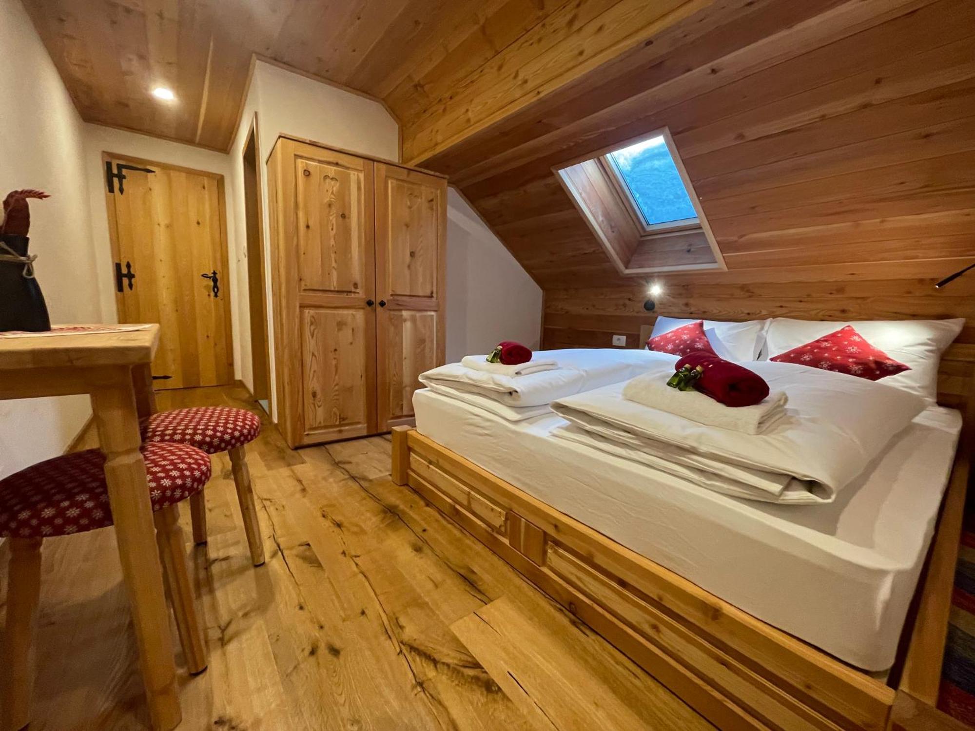 Hotel Surc Kranjska Gora Rum bild